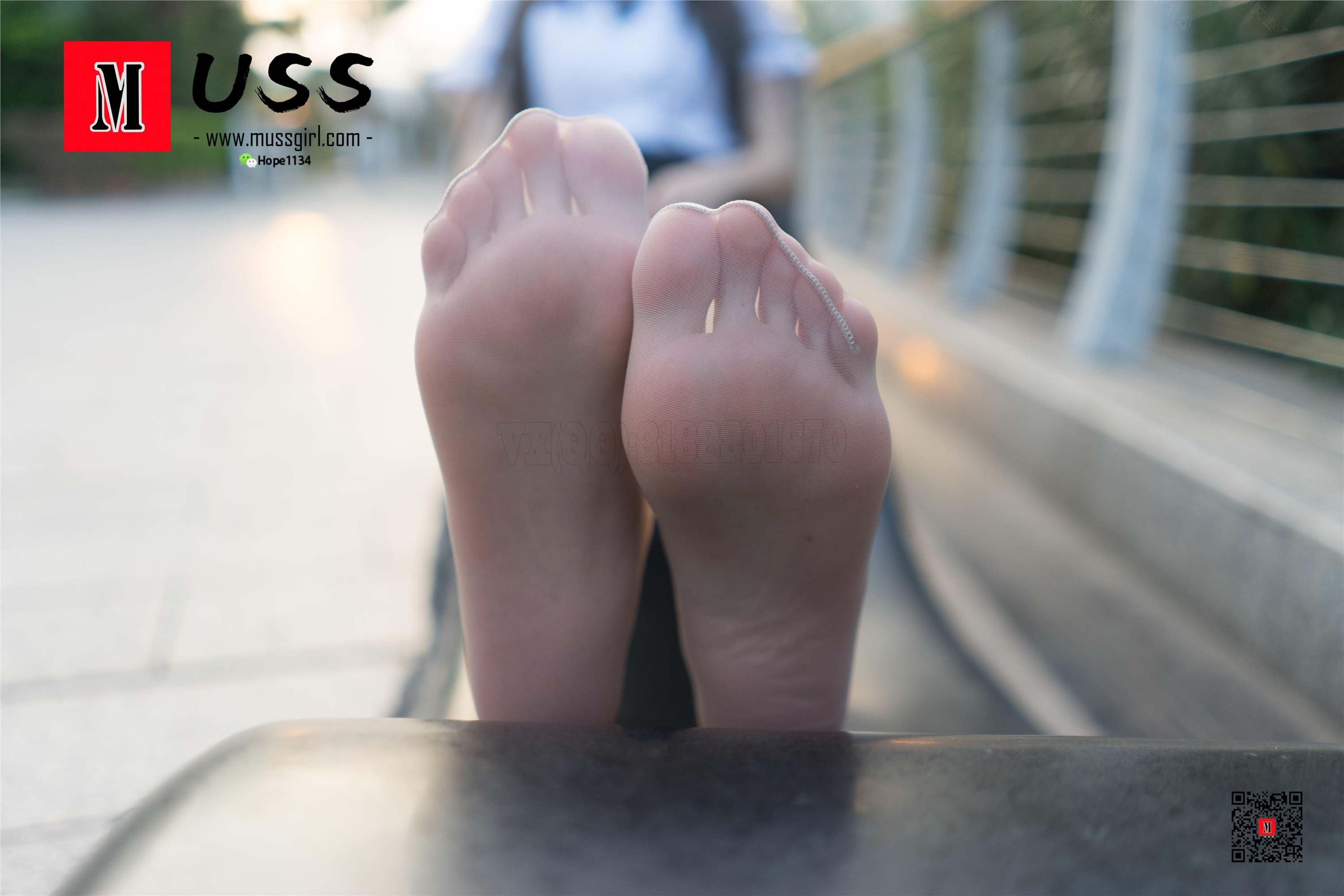 MussGirl慕丝女郎  NO.128 第一次约拍穿丝袜小姐姐